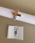 Anillo con Diseño de Cruz y Banda de Cristales