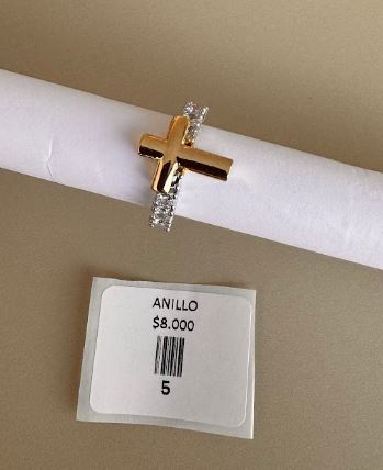 Anillo con Diseño de Cruz y Banda de Cristales