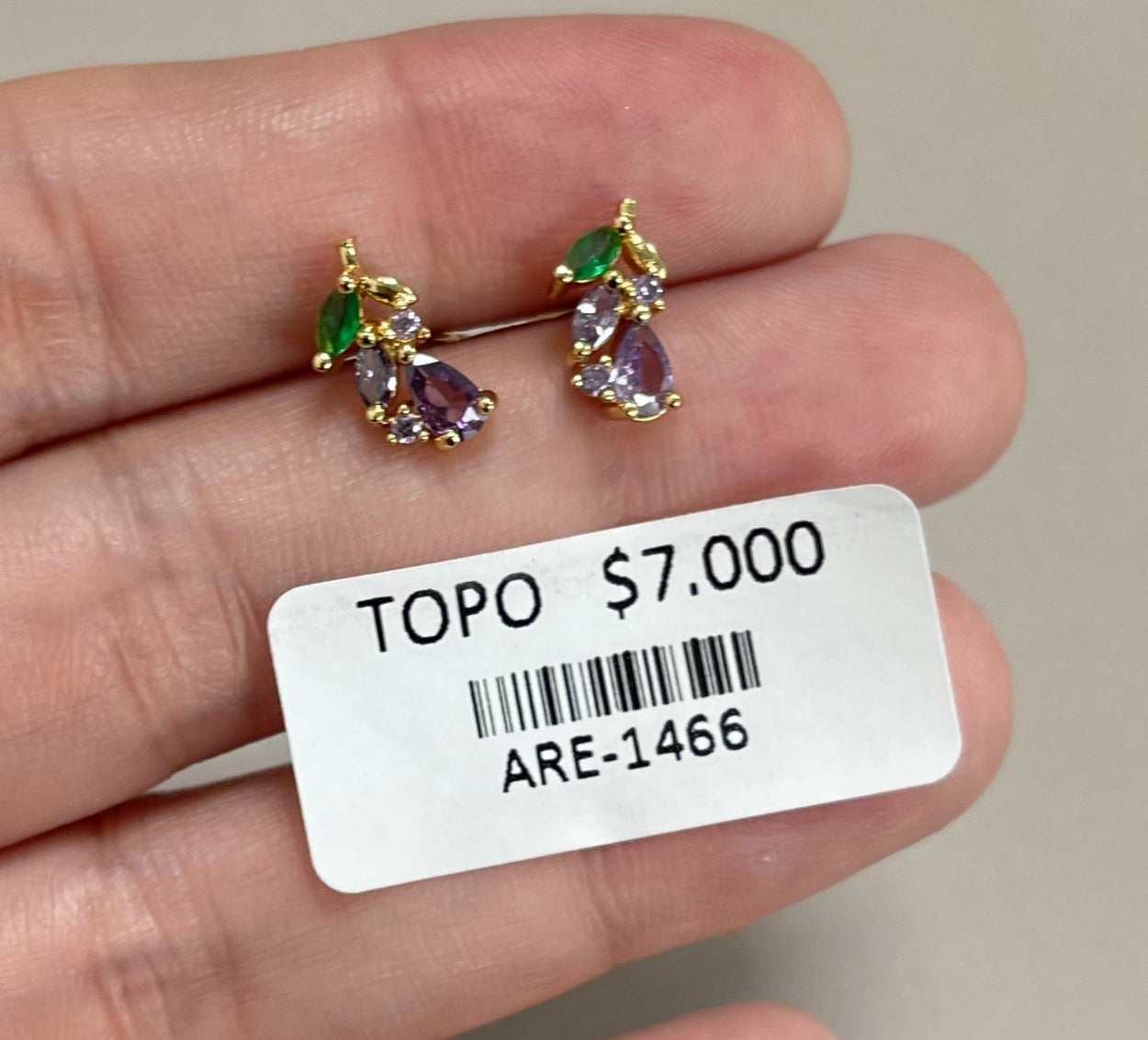 Aretes Dorados con Piedras en Tono Verde y Violeta
