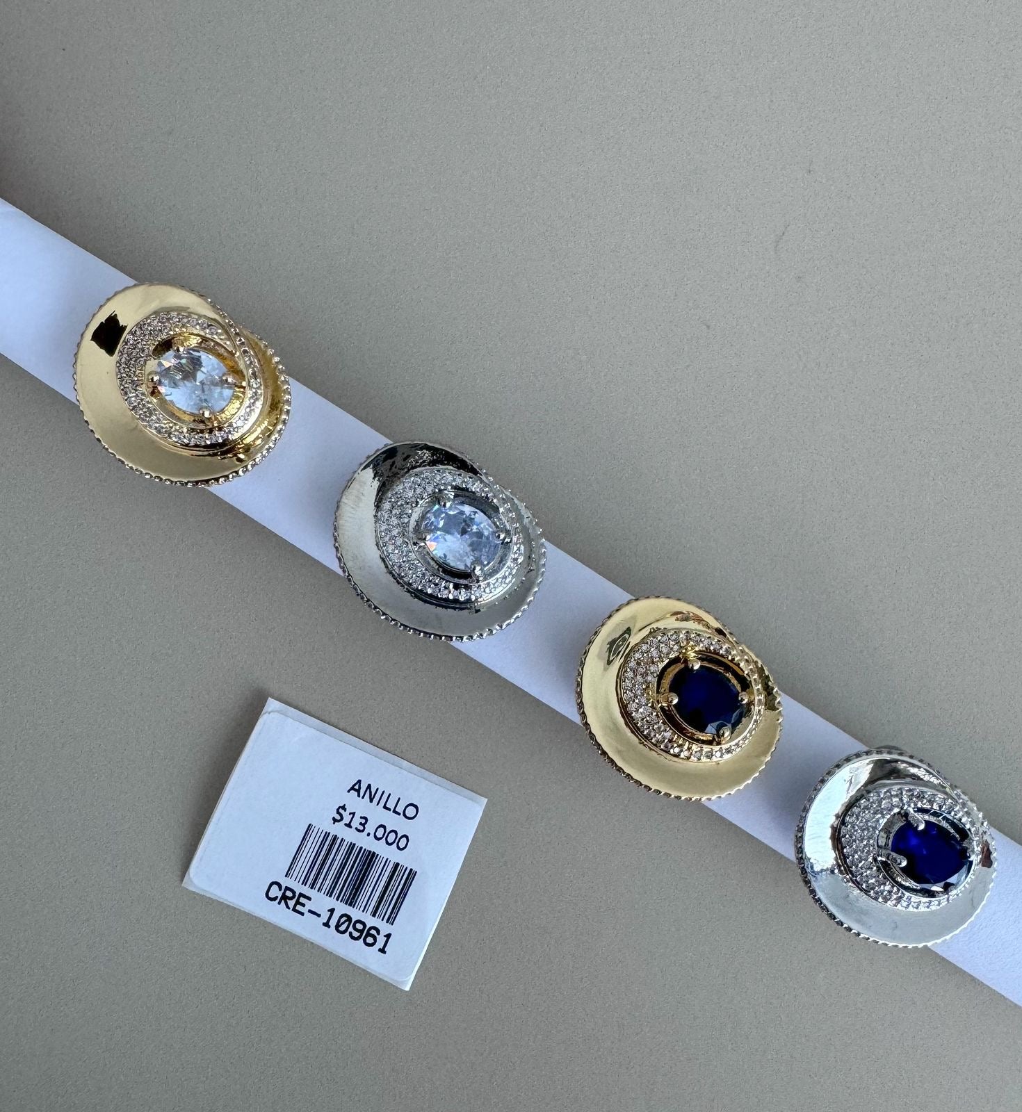Anillo Bicolor con Piedra Azul y Detalles Brillantes
