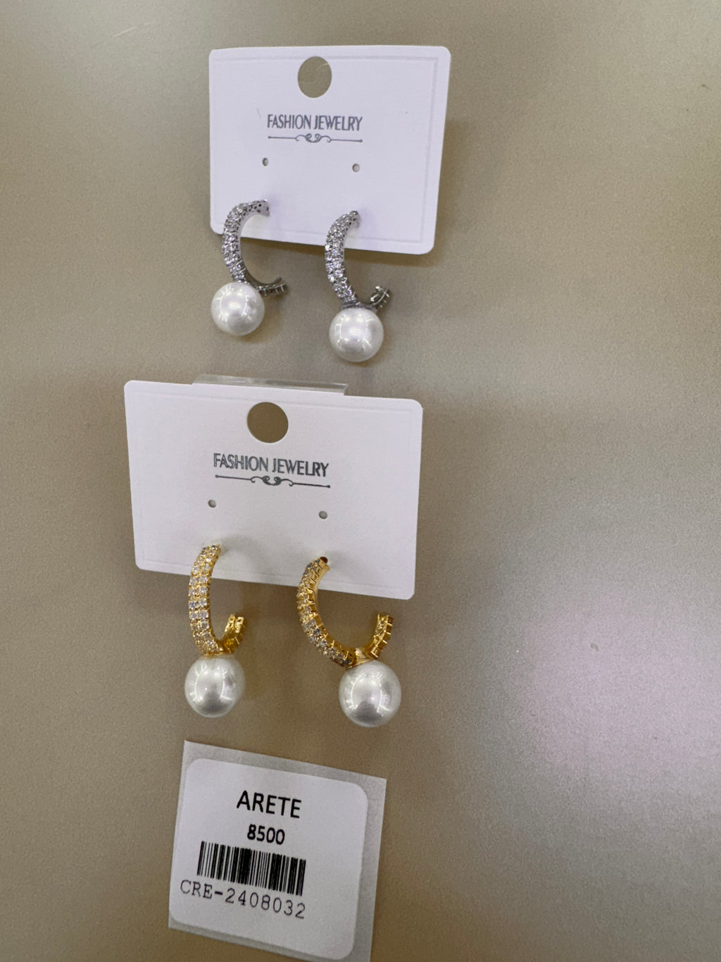 Aretes Tipo Argolla con Perla Colgante y Brillo