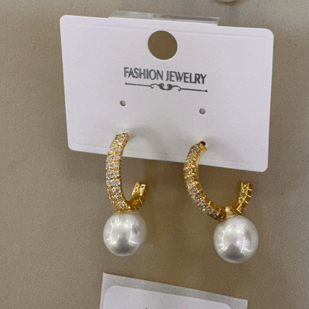 Aretes Tipo Argolla con Perla Colgante y Brillo