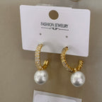 Aretes Tipo Argolla con Perla Colgante y Brillo