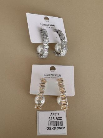 Aretes con una linea de Circones y con Perla en la parte inferior