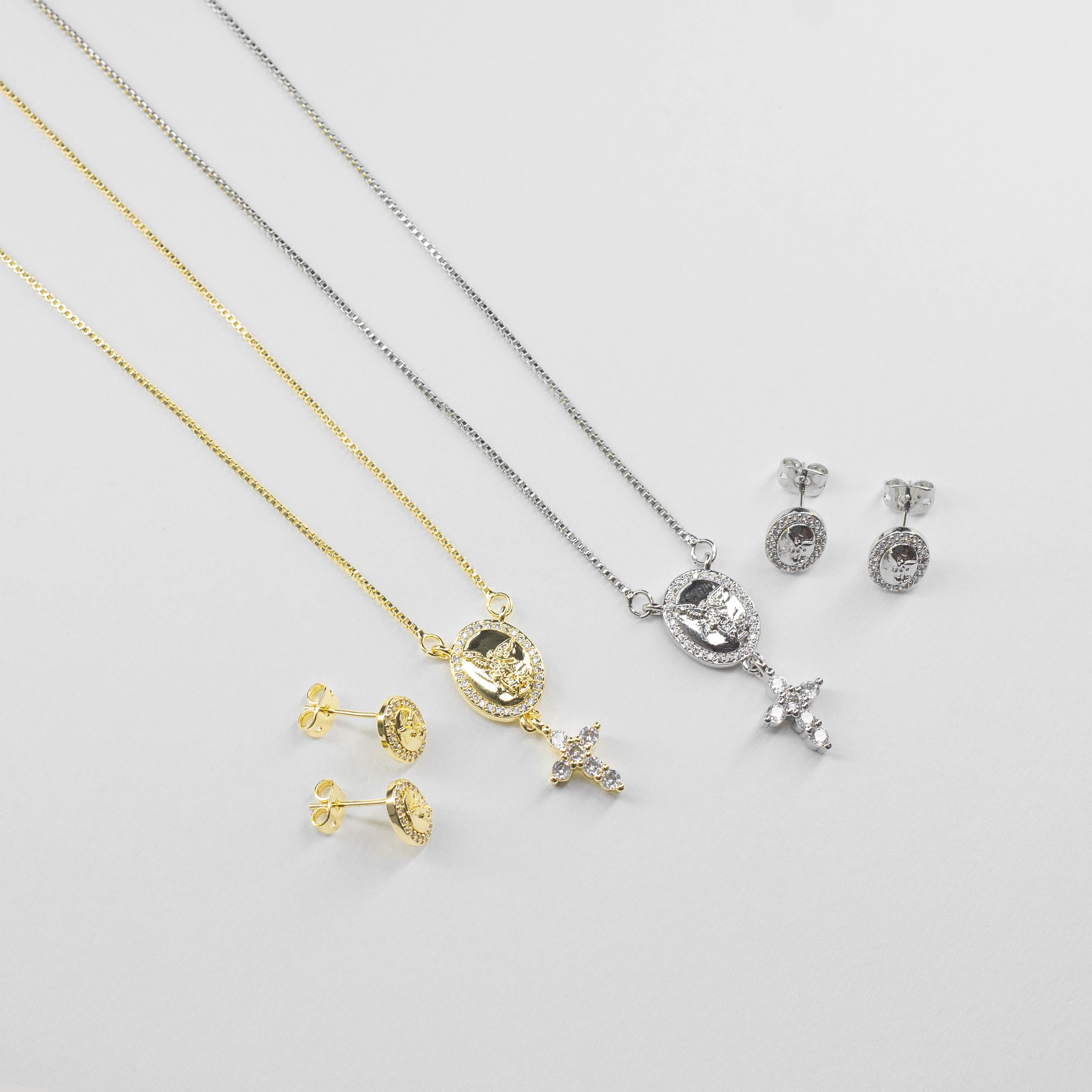 Set de Collares y Topos con Medalla y Cruz