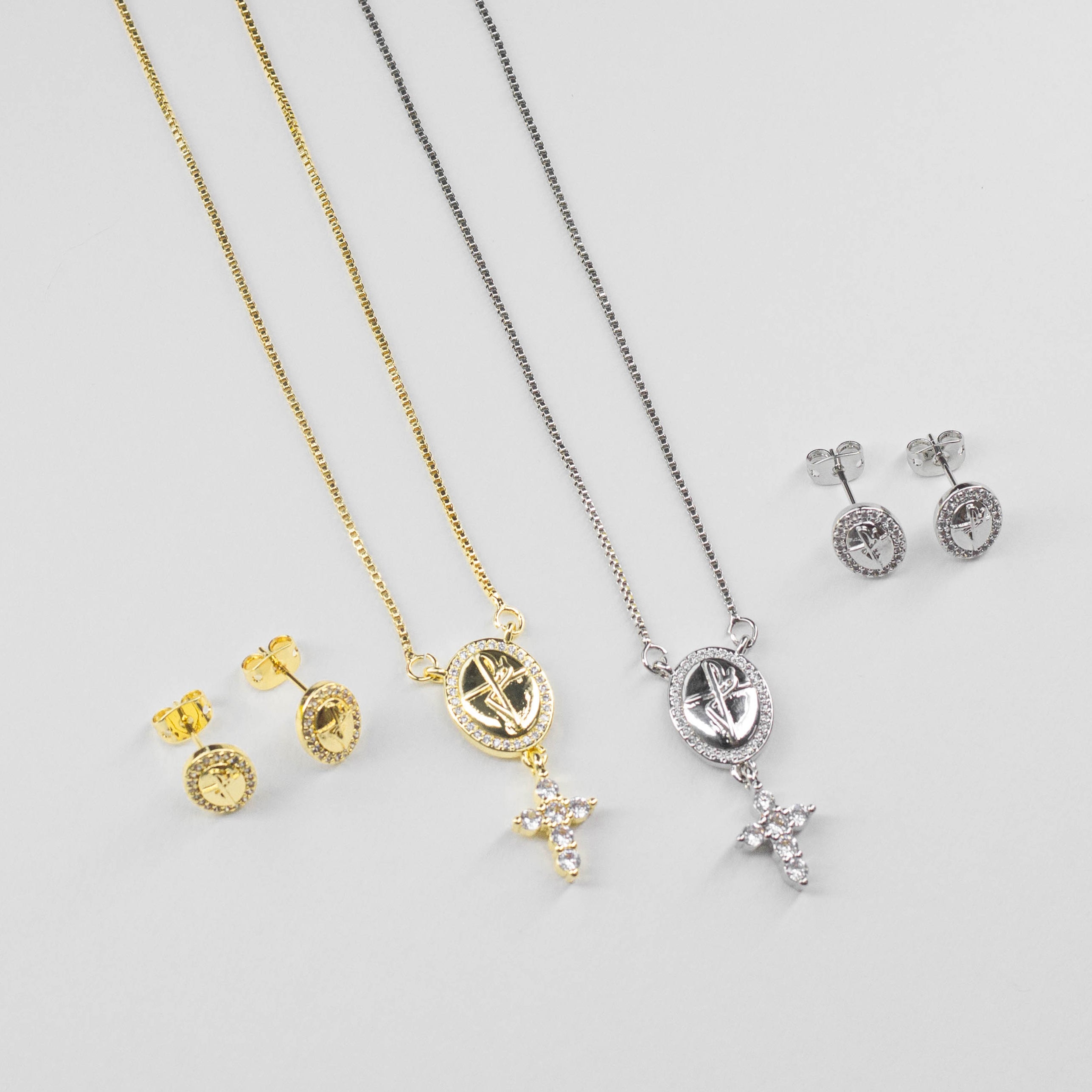 Juego de Collar y Aretes con Dije Ovalado Religioso