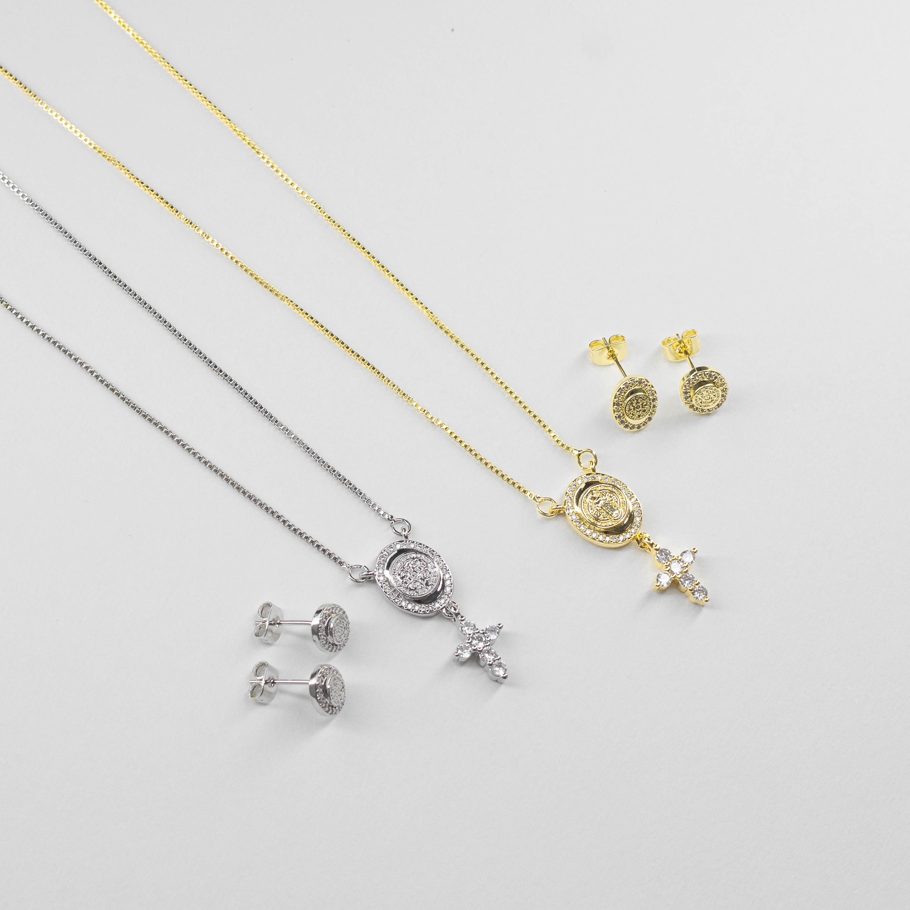 Set de Collares y Topos con Medalla y Cruz