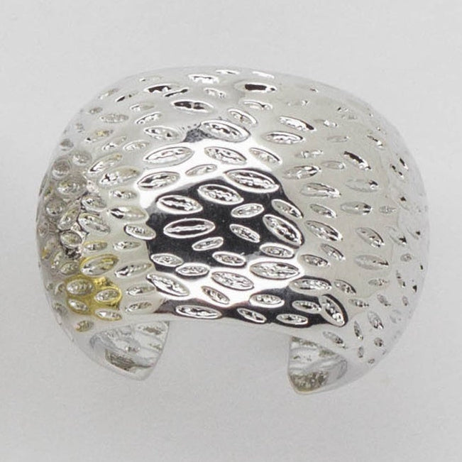 Ear Cuff Texturizado con un Estilo Martillado