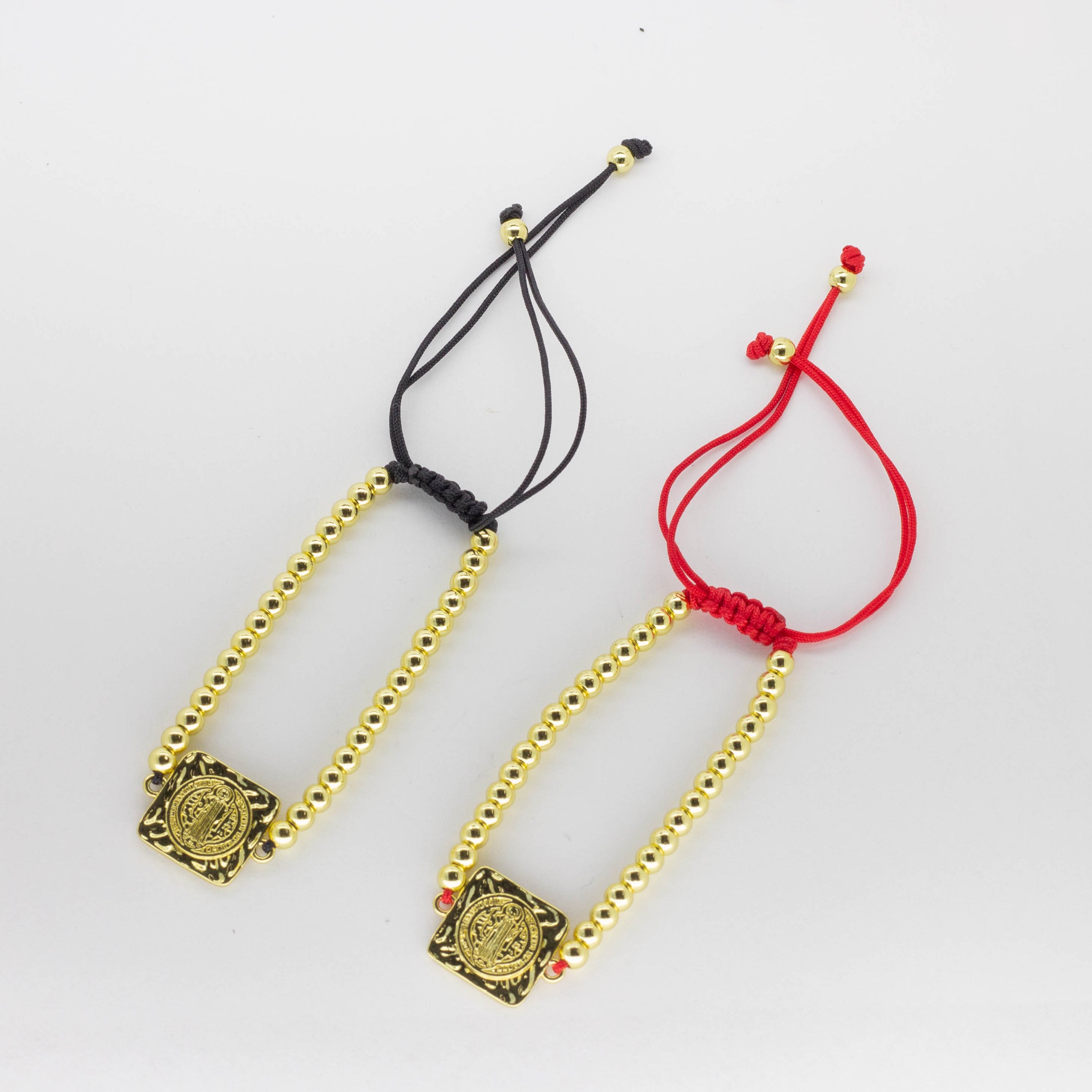 Pulsera Ajustable de Hilo con Balines Dorados y Dije Cuadrado San Benito