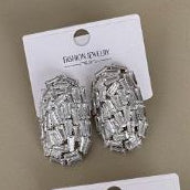 Aretes Ovalados con Piedras en diferentes Orientaciones