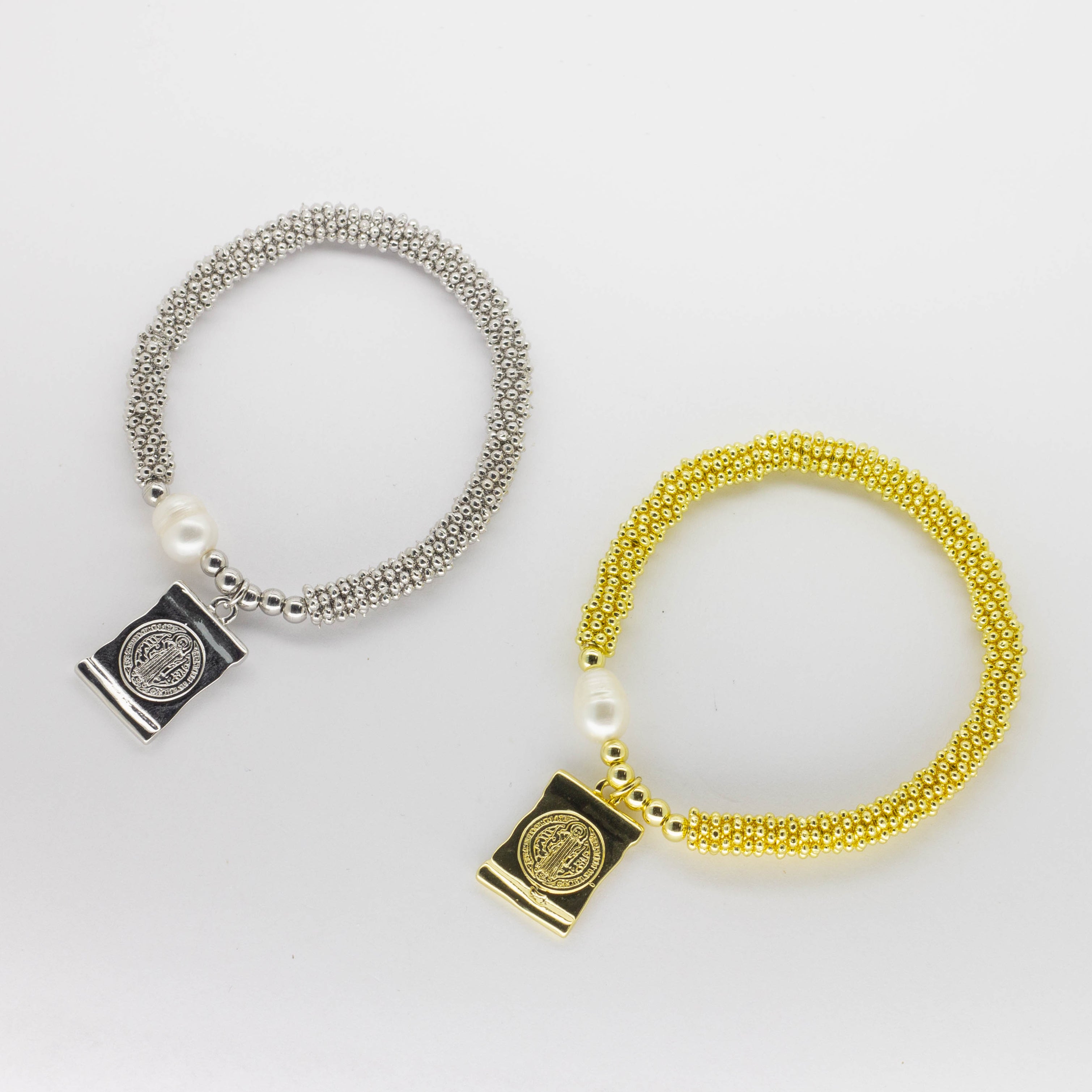 Pulsera Tejida de Balines con Dije San Benito Pergamina