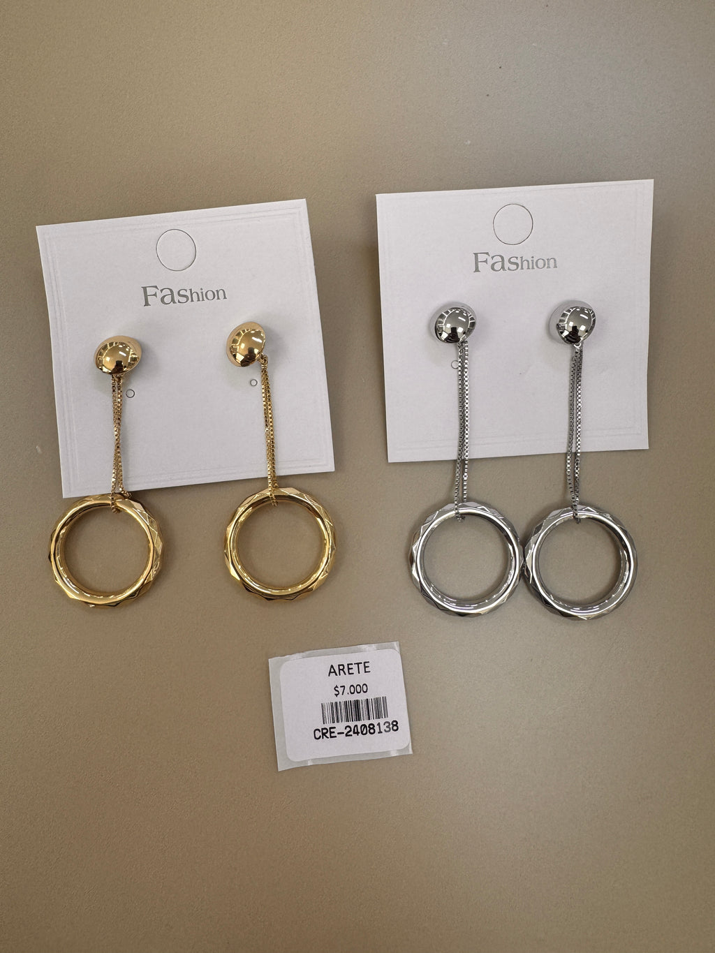 Aretes Colgantes de Aro Facetado con Relieve y Cadena