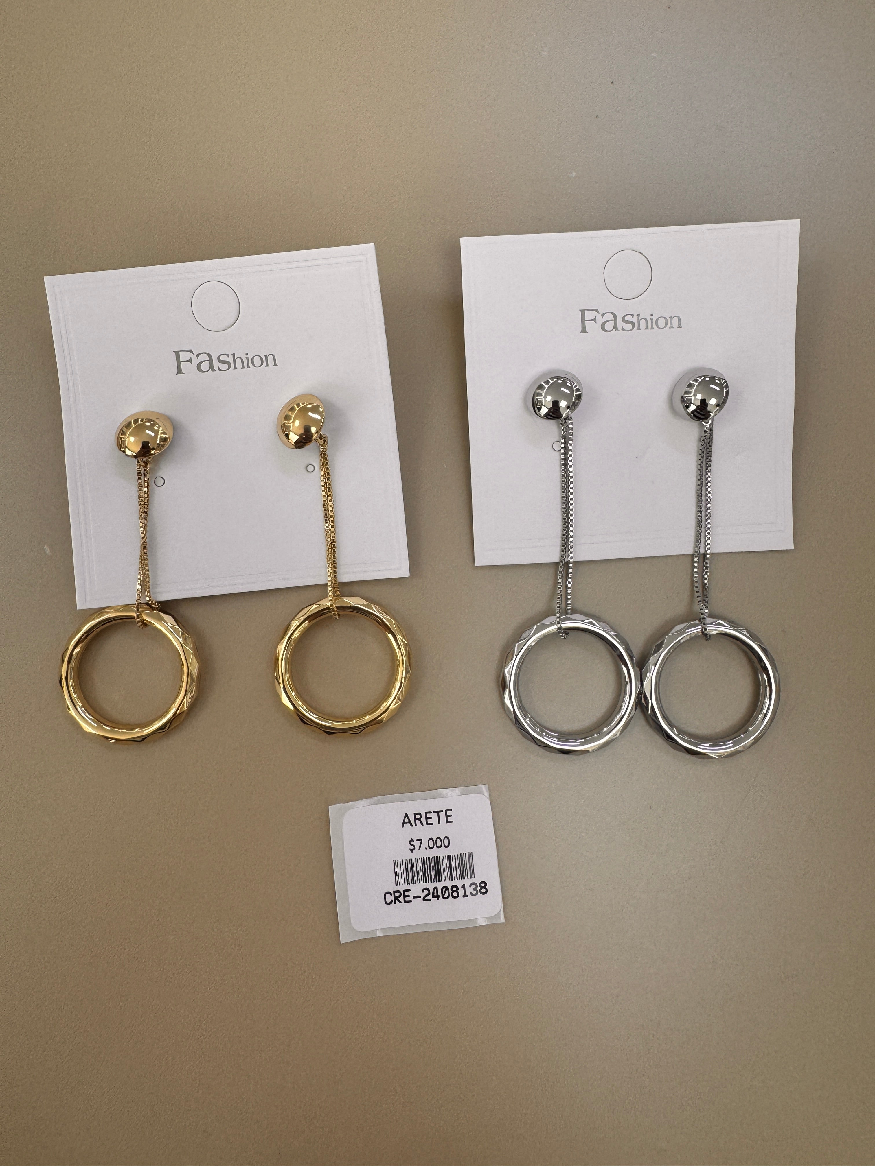 Aretes Colgantes de Aro Facetado con Relieve y Cadena