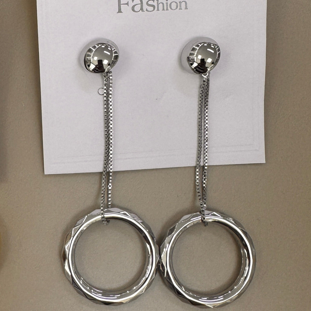 Aretes Colgantes de Aro Facetado con Relieve y Cadena