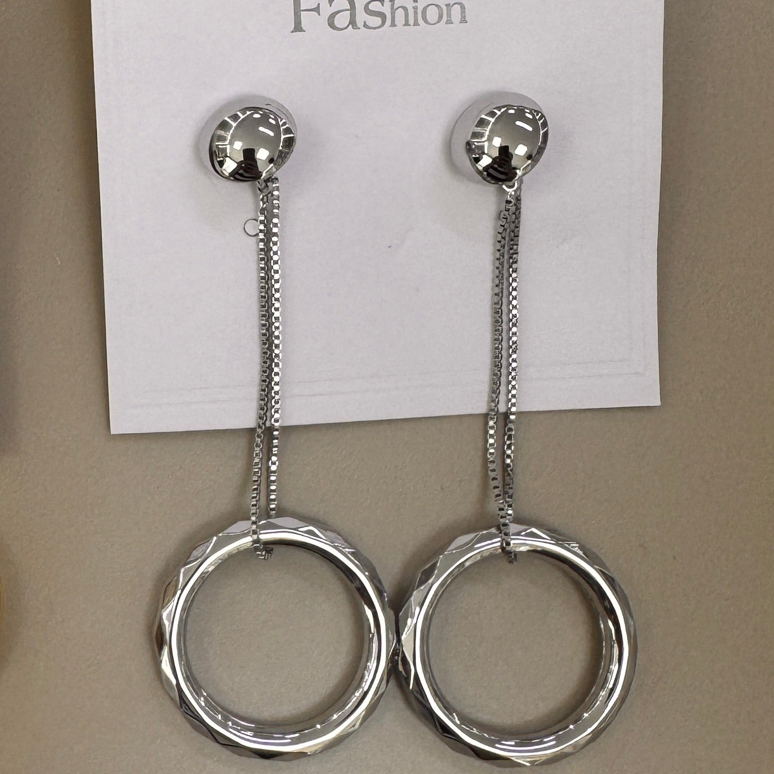 Aretes Colgantes de Aro Facetado con Relieve y Cadena