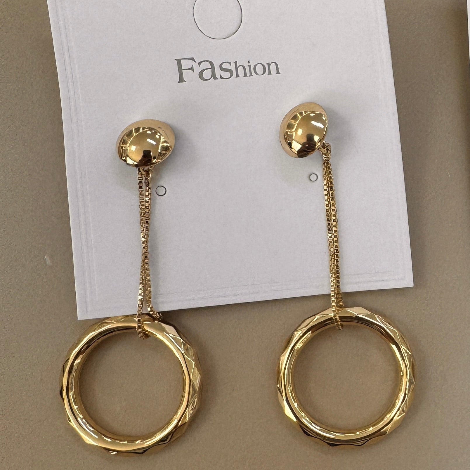 Aretes Colgantes de Aro Facetado con Relieve y Cadena