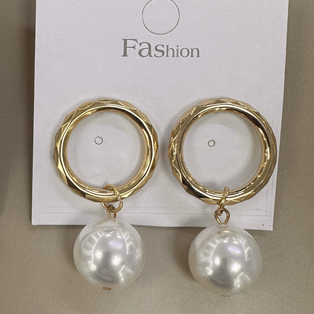 Aretes Aro Texturizado con Perla Blanca Colgante