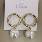 Aretes Aro Texturizado con Perla Blanca Colgante
