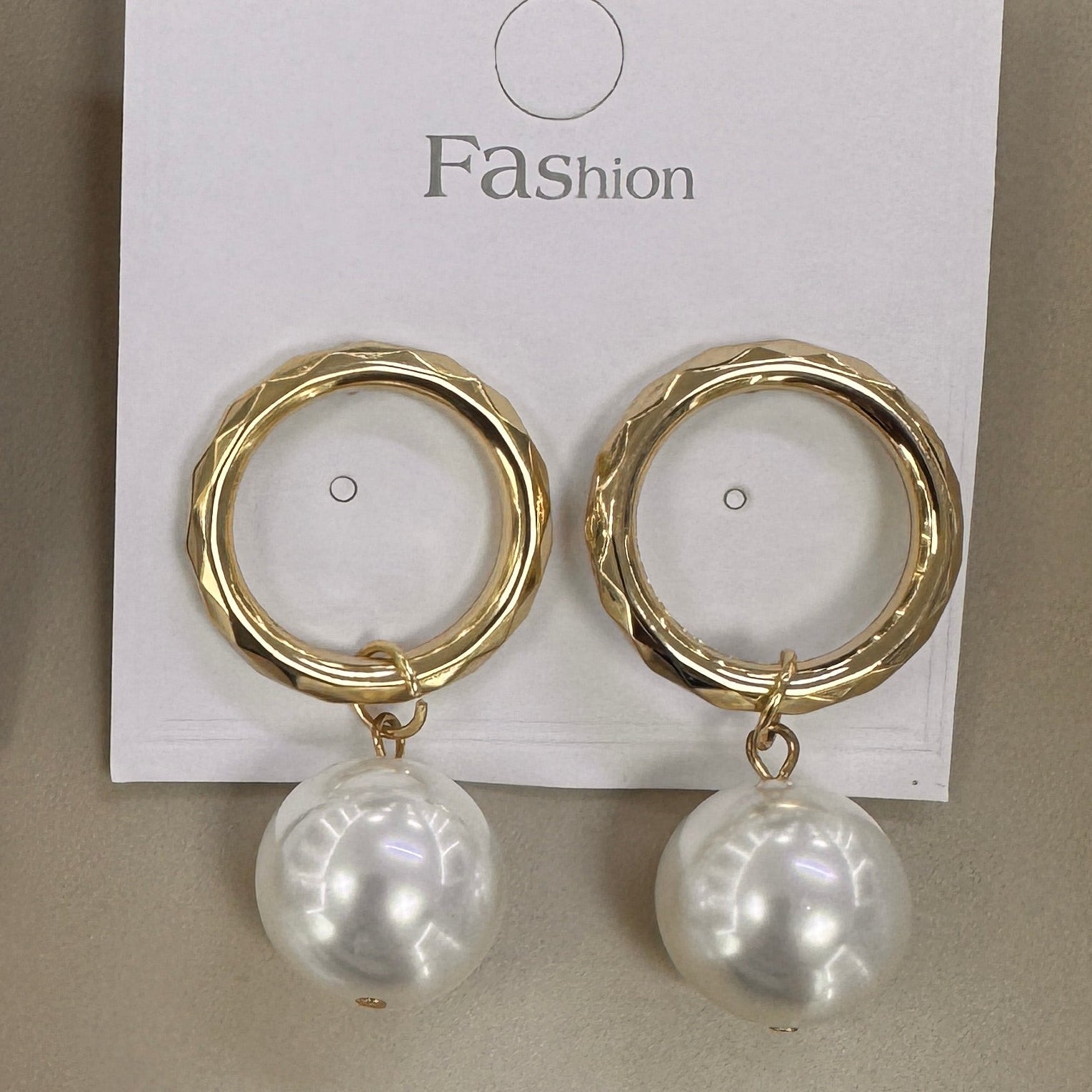 Aretes Aro Texturizado con Perla Blanca Colgante