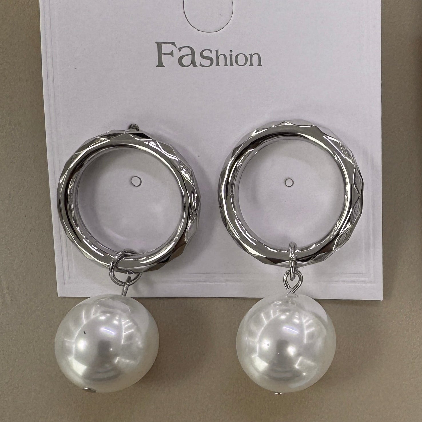 Aretes Aro Texturizado con Perla Blanca Colgante