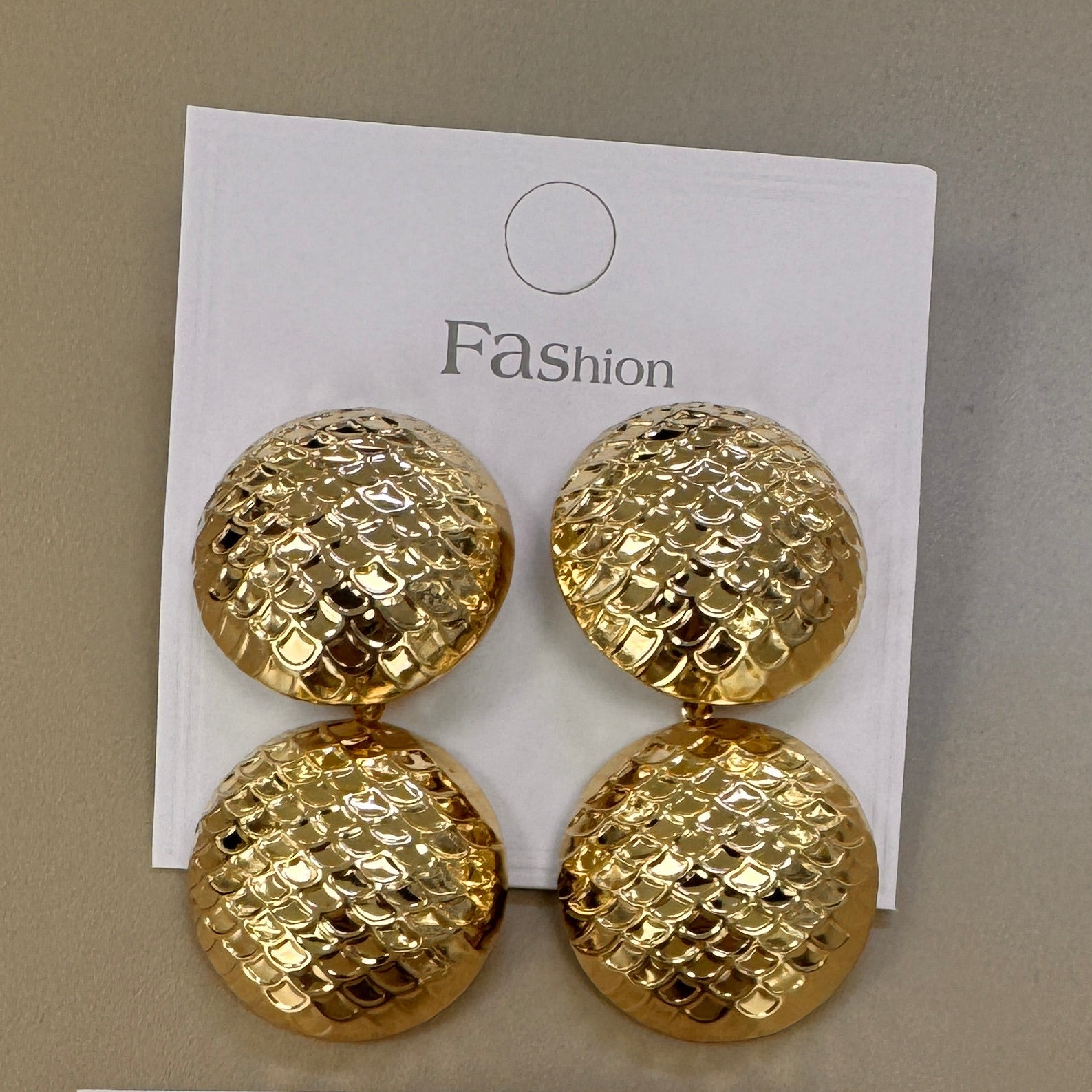 Aretes Colgantes Redondos Texturizados con Relieve