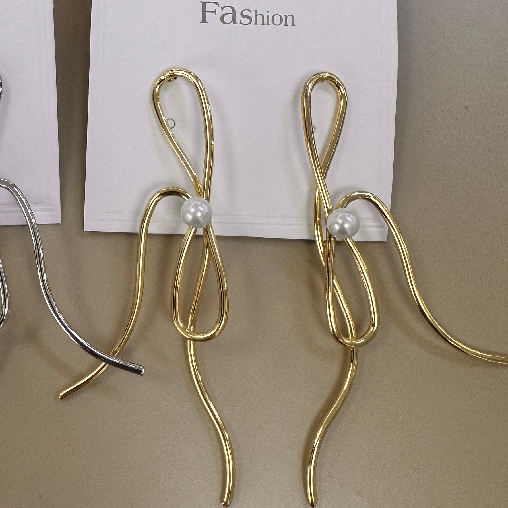 Aretes Asimétricos de Líneas Onduladas con Perla