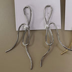 Aretes Asimétricos de Líneas Onduladas con Perla