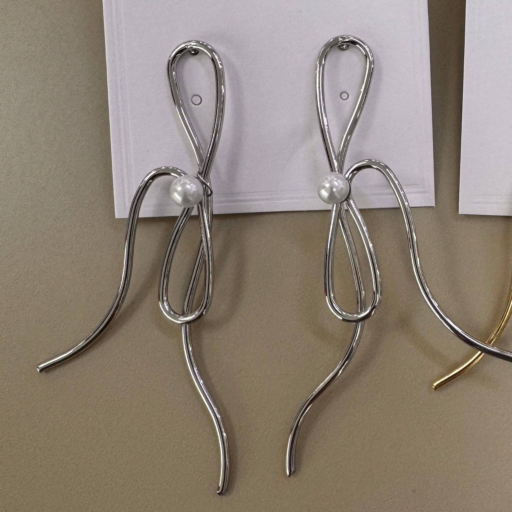 Aretes Asimétricos de Líneas Onduladas con Perla
