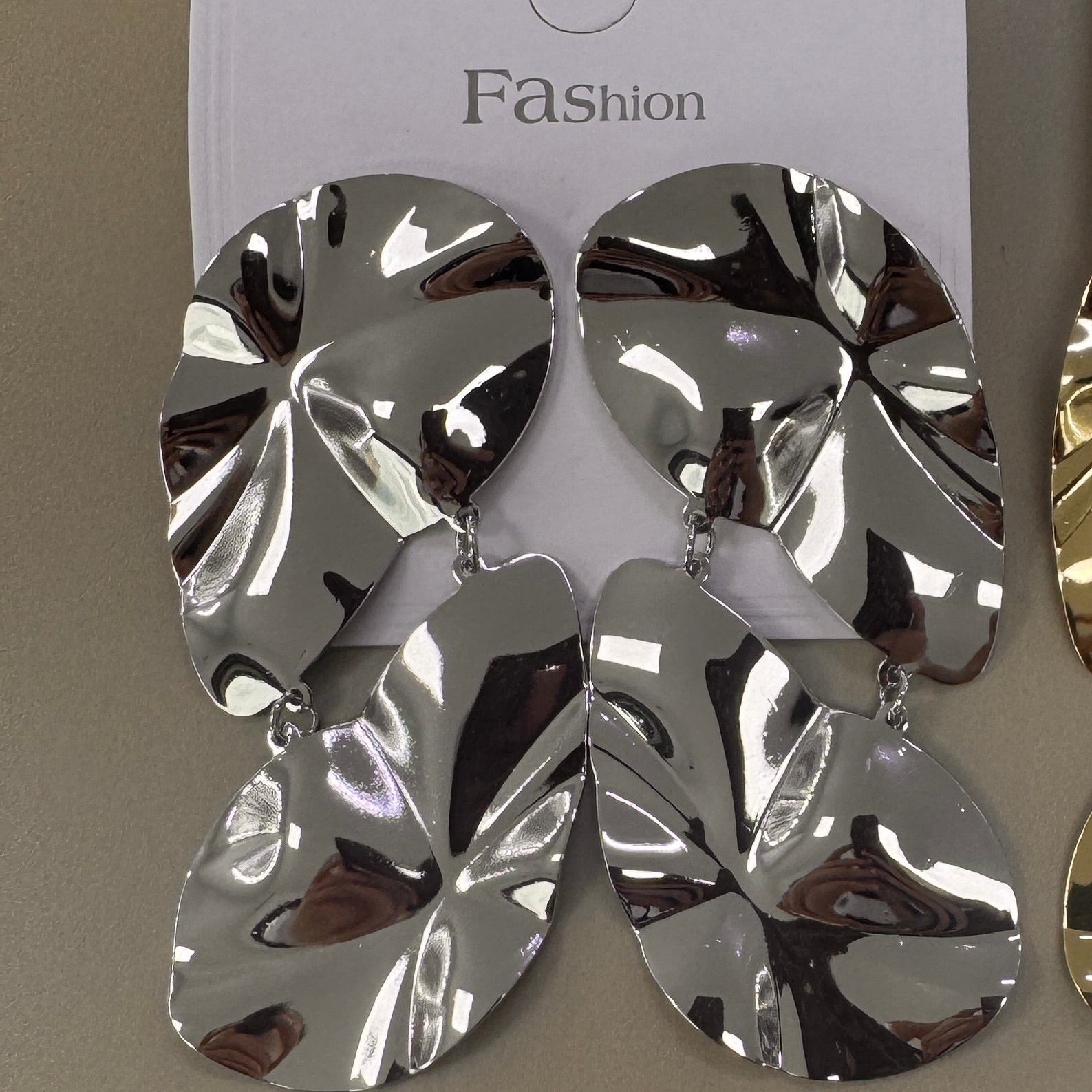 Aretes Colgantes Lisos con Relieve