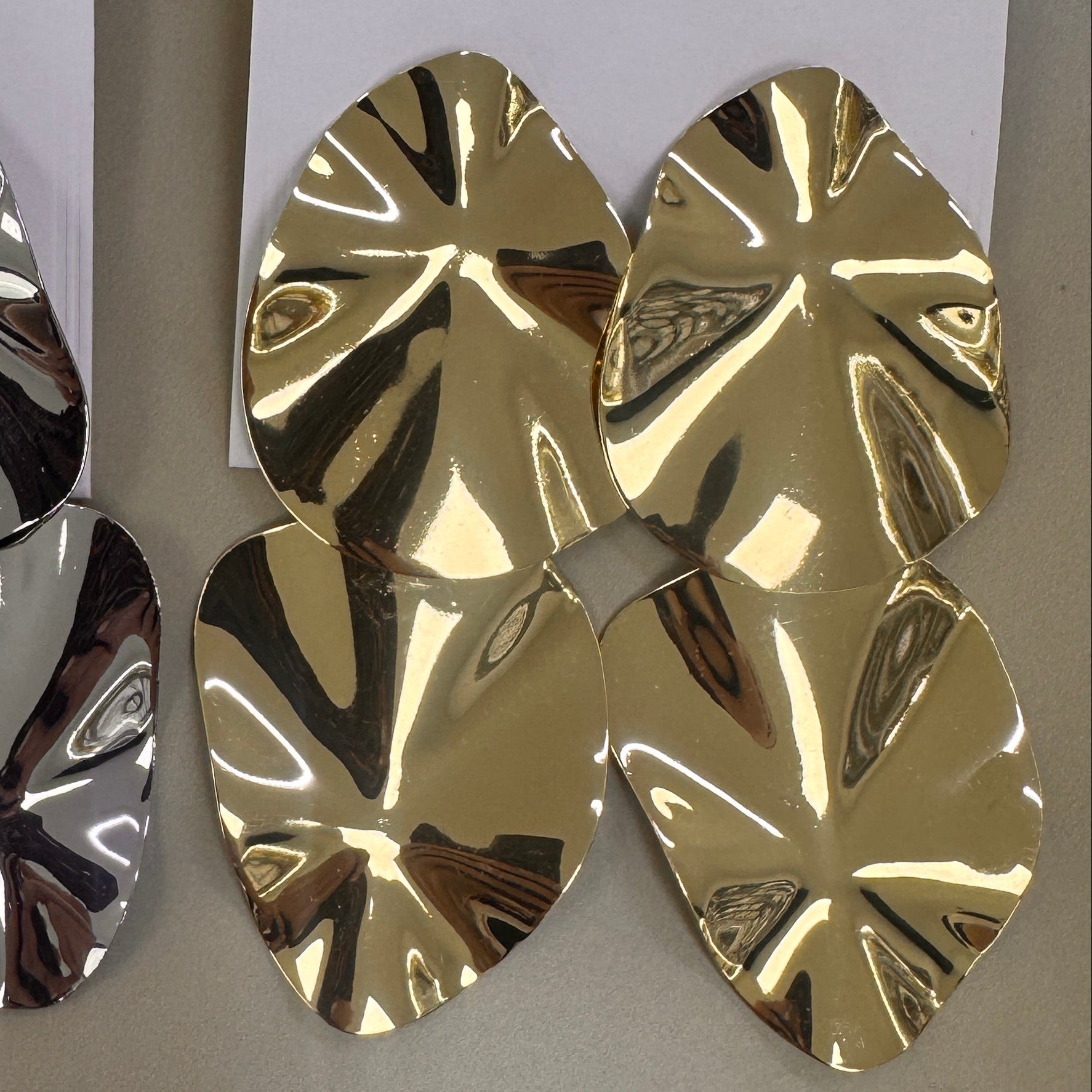 Aretes Colgantes Ovalados con Relieve