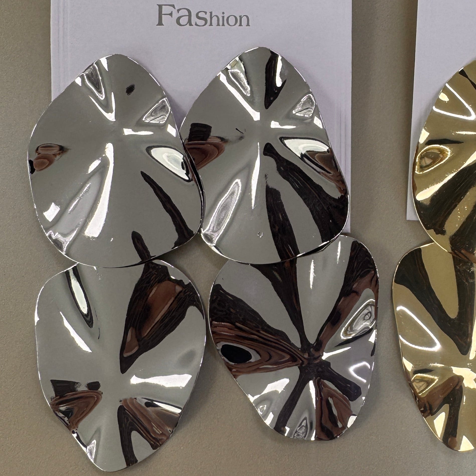 Aretes Colgantes Ovalados con Relieve