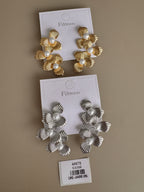 Aretes Flor Triple con Centro Perlado
