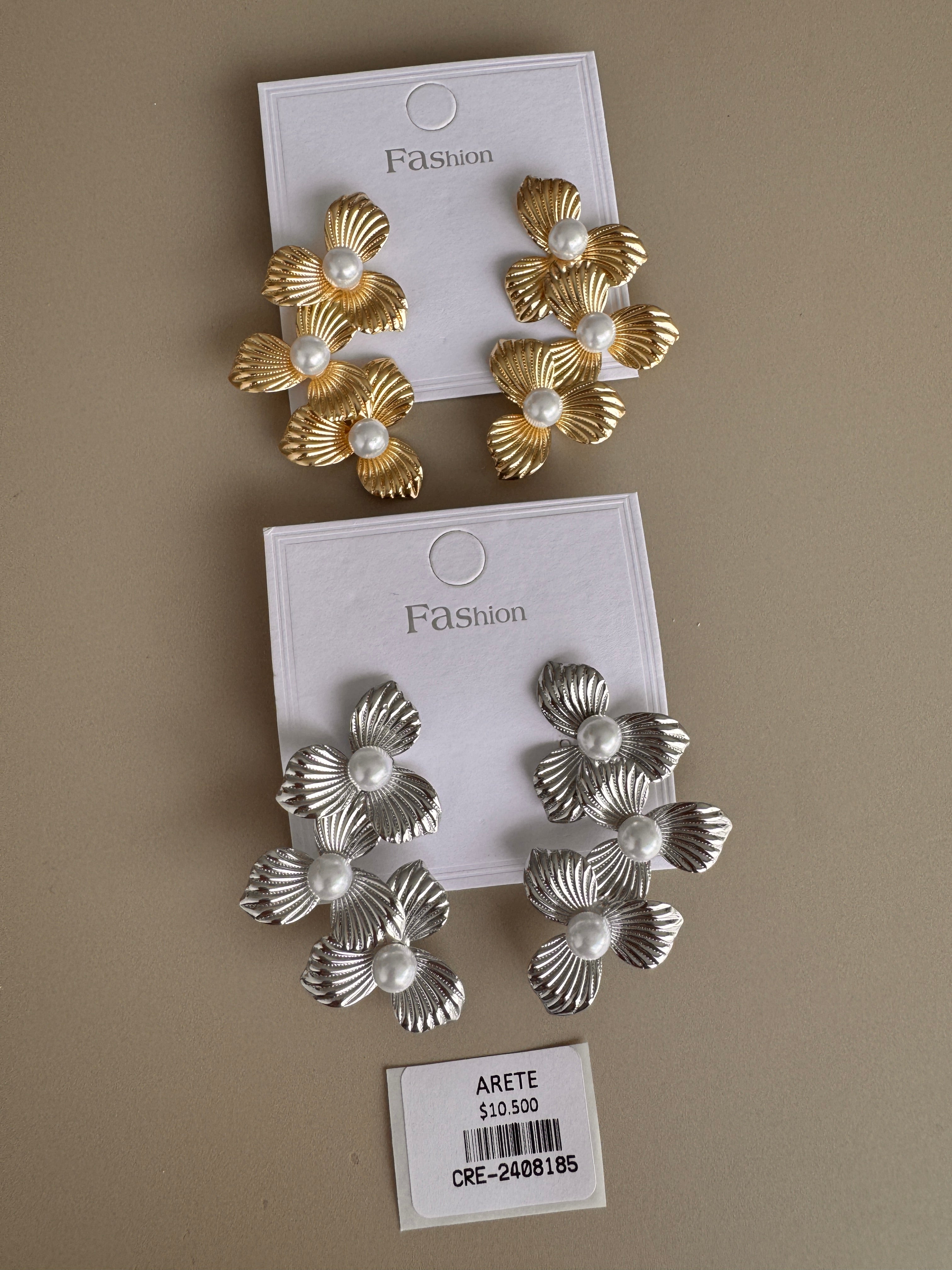 Aretes Flor Triple con Centro Perlado