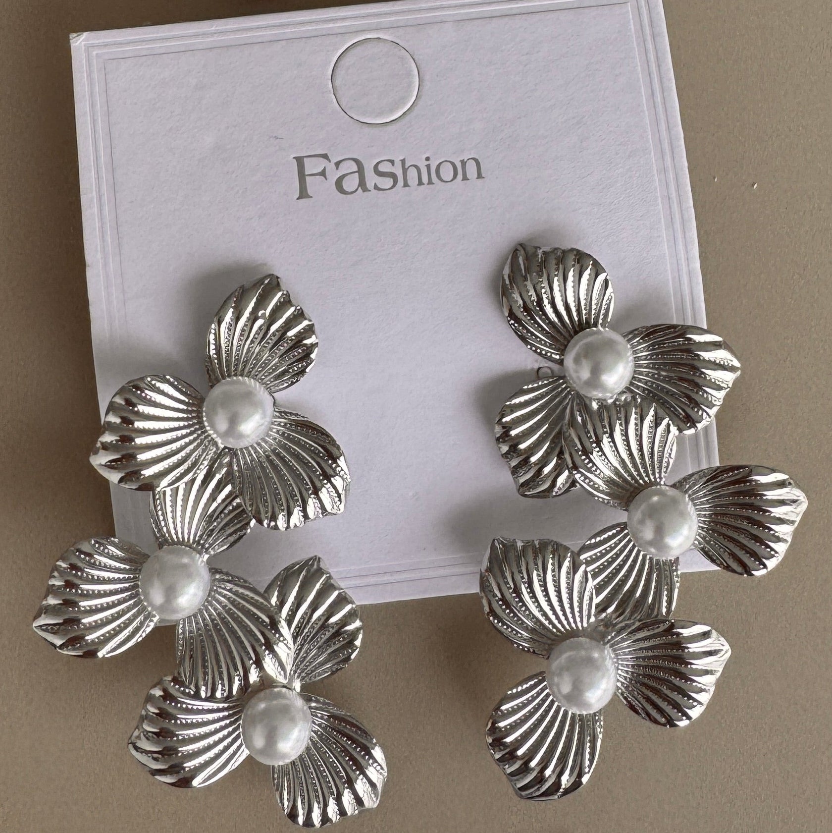 Aretes Flor Triple con Centro Perlado