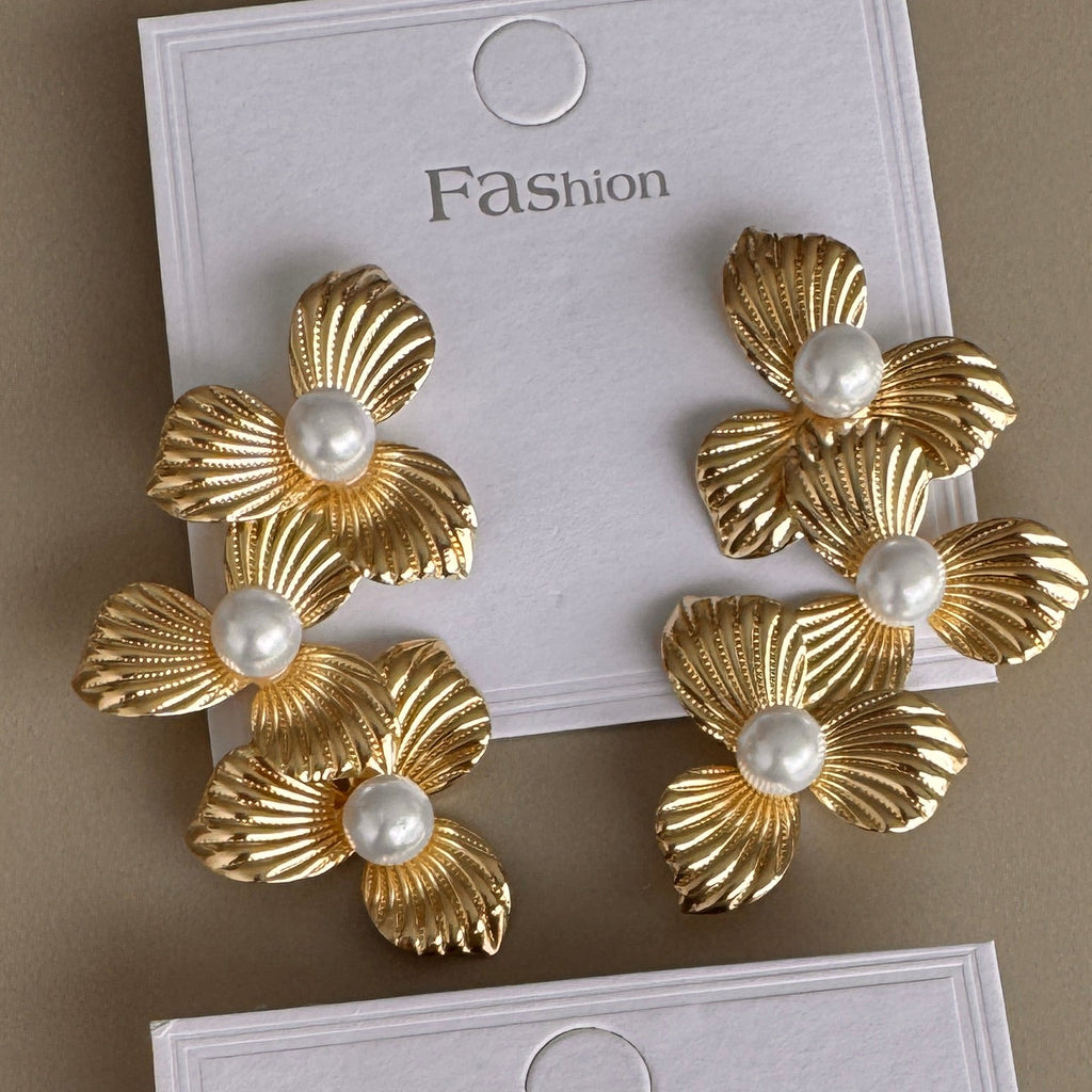 Aretes Flor Triple con Centro Perlado