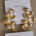 Aretes Flor Triple con Centro Perlado
