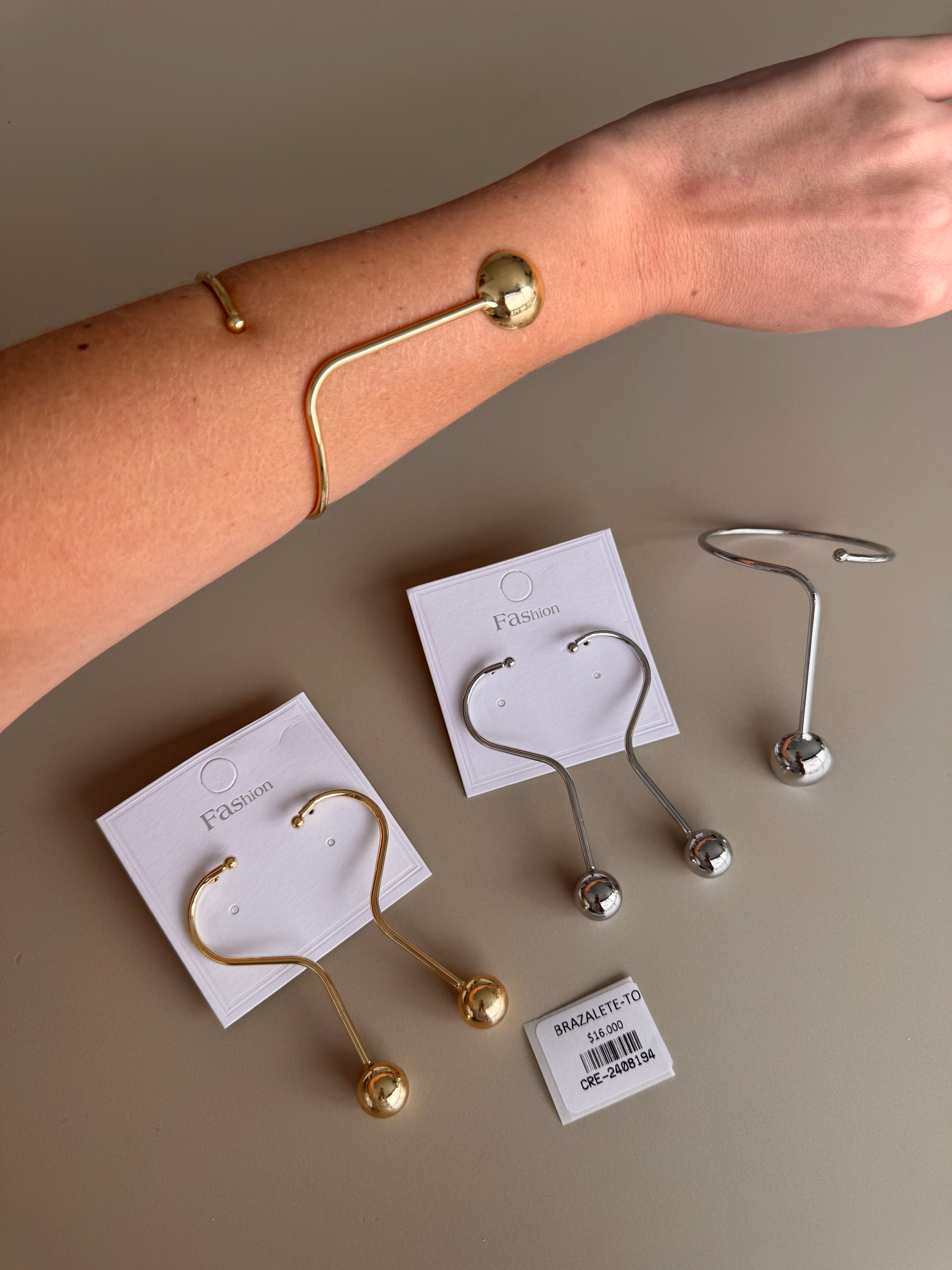 Brazalete Abierto con Esfera Dorada