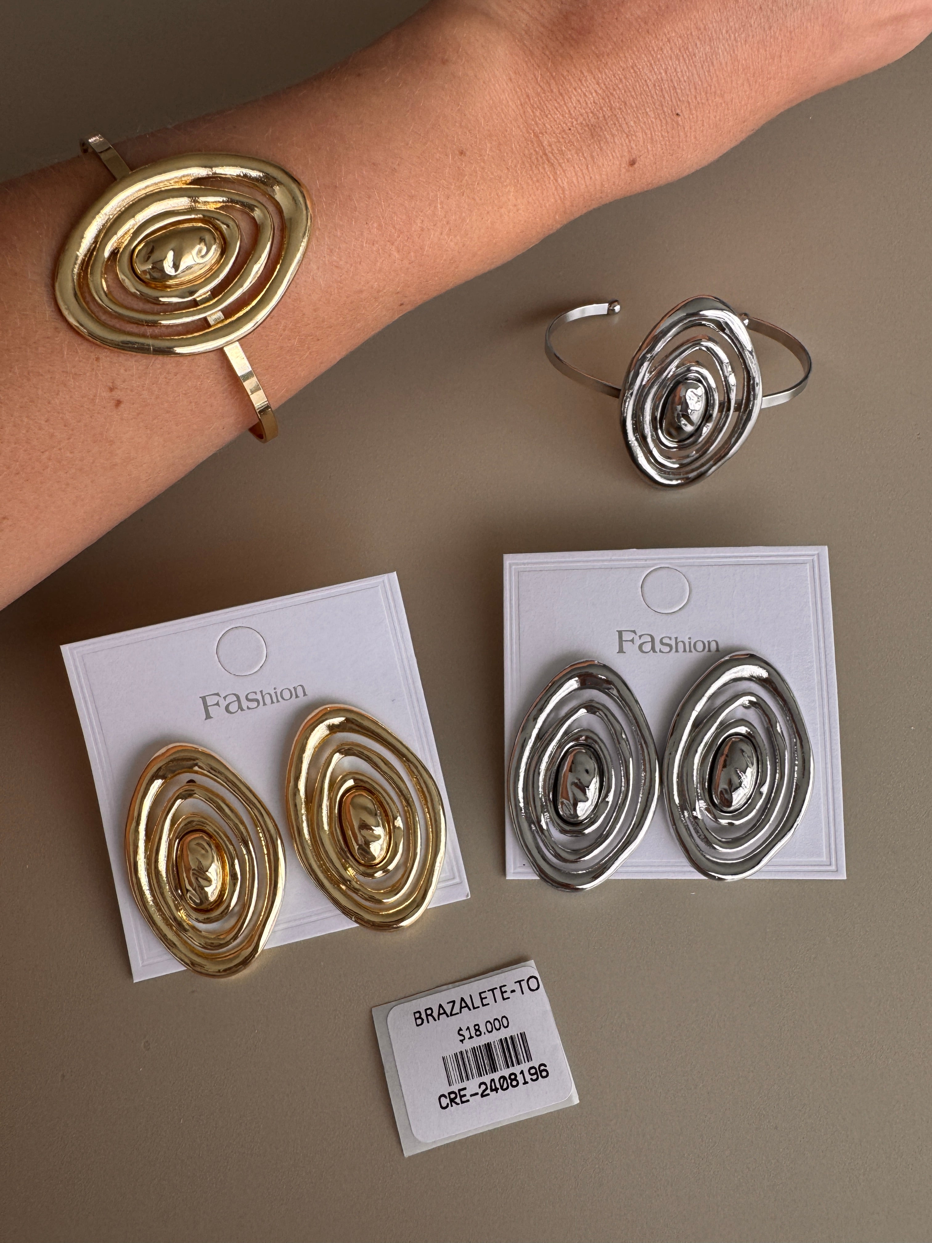 Set de Brazalete y Aretes Ovalados Escultóricos