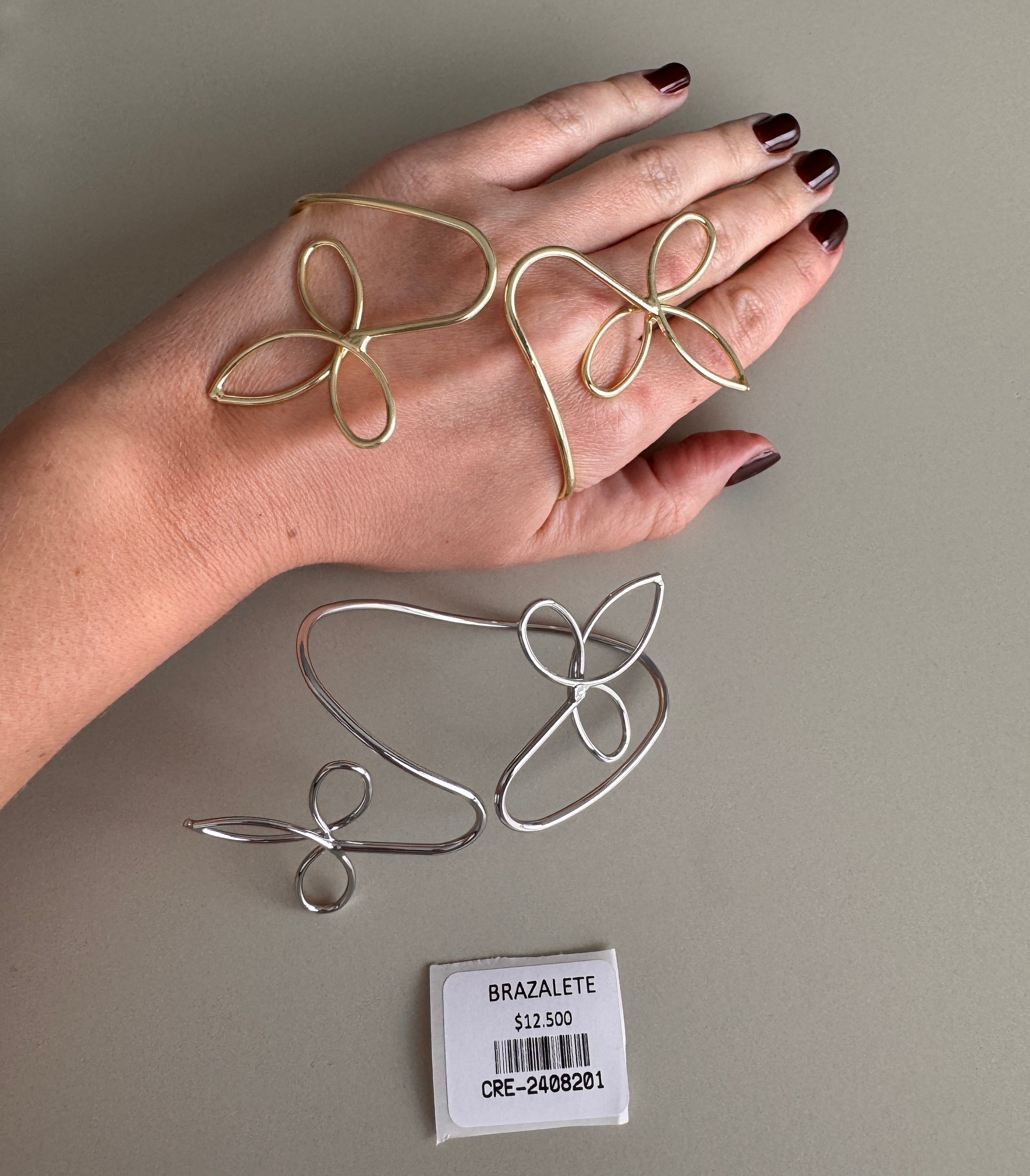 Brazalete Rígido de Mano con Diseño de Flor Calada