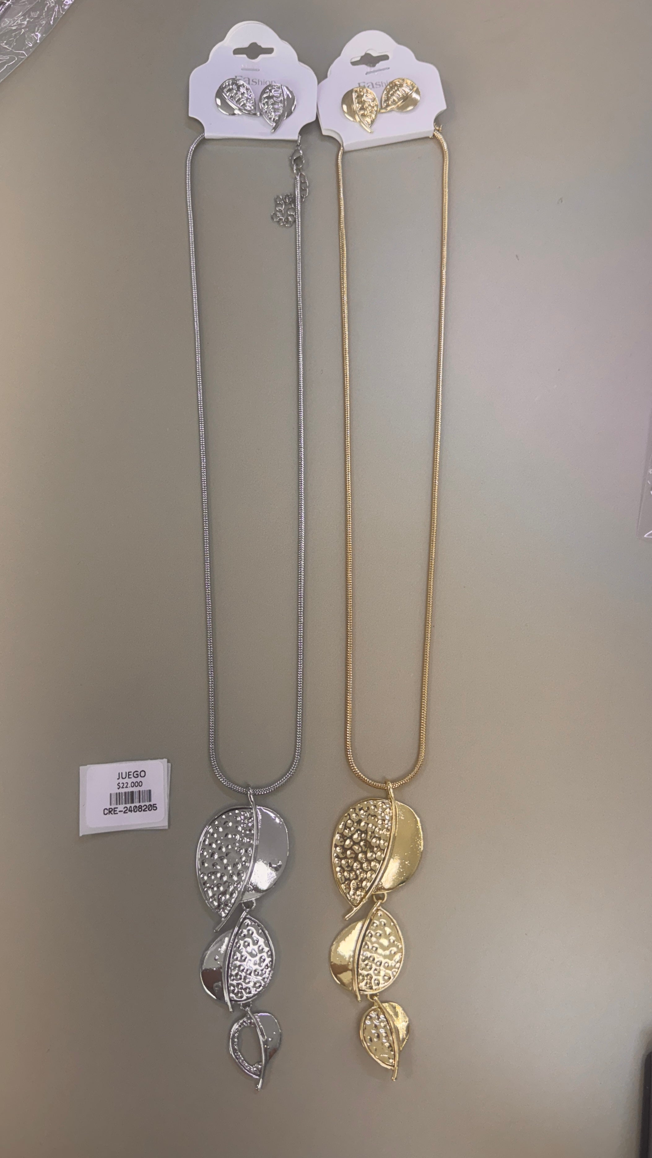 Juego de Collar Largo y Aretes con Dijes de Hojas