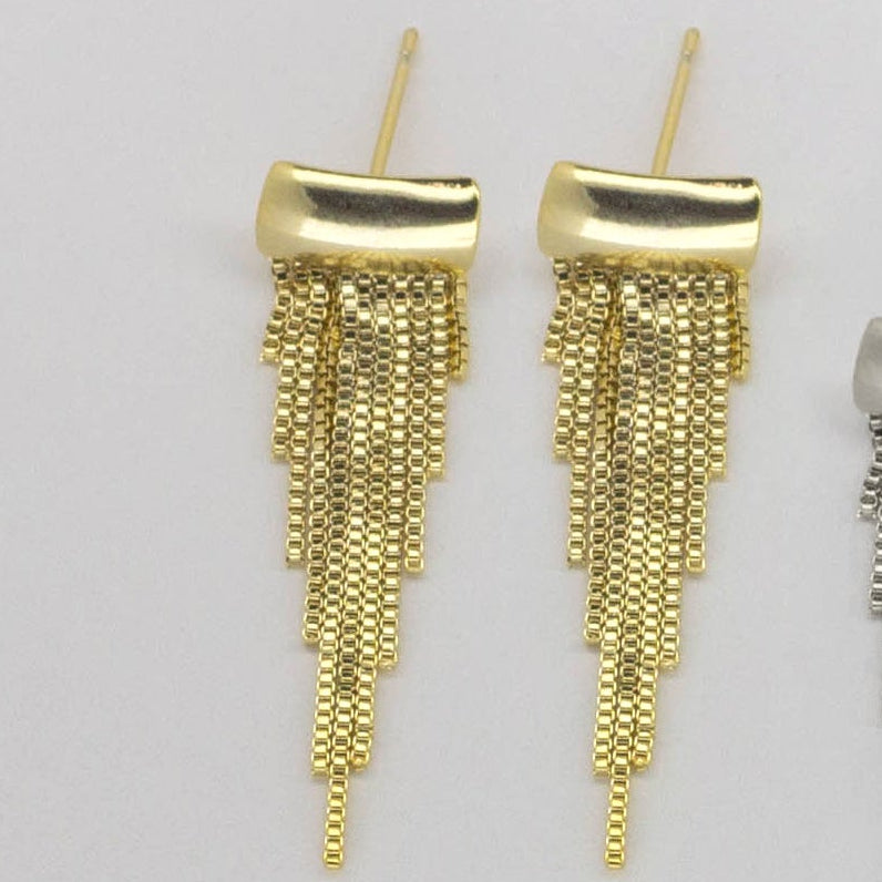 Arete con acabado Liso y Colgantes de Cadenas en Cascada