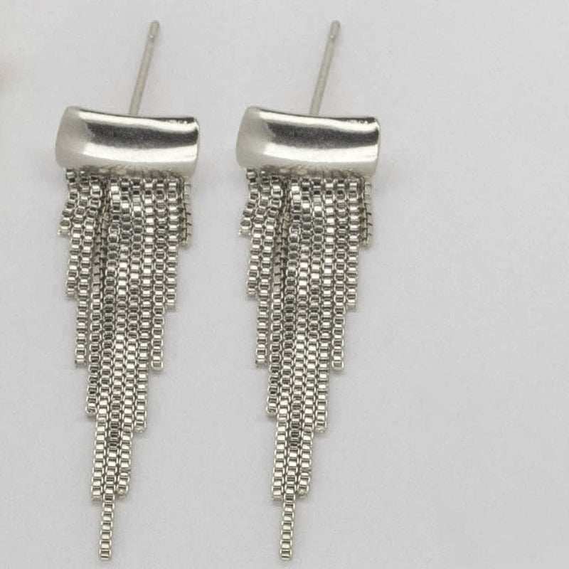 Arete con acabado Liso y Colgantes de Cadenas en Cascada