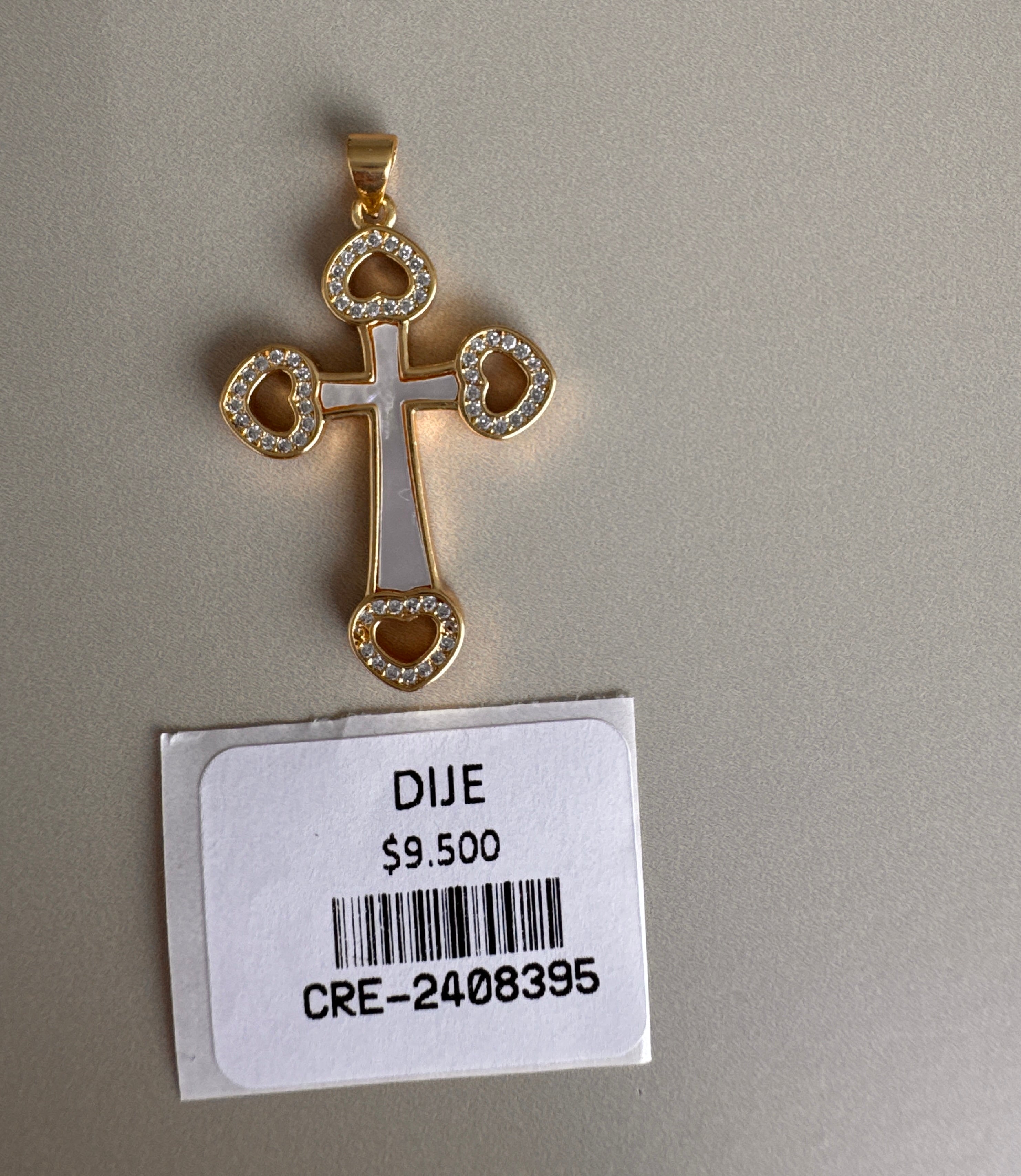 Dije de Cruz con Detalles de Corazones y Cristales