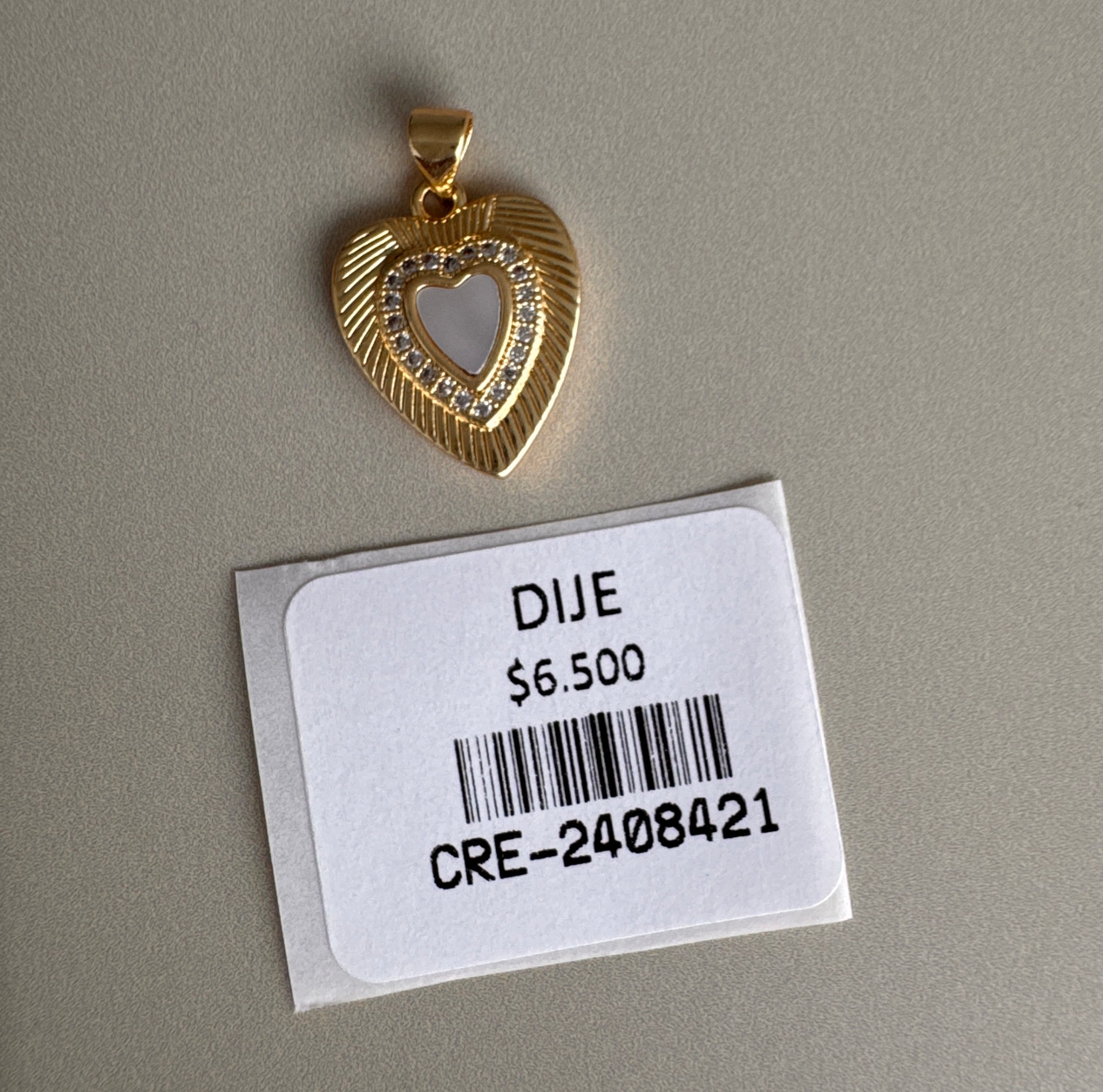 Dije Corazón con Relieve y Centro Brillante