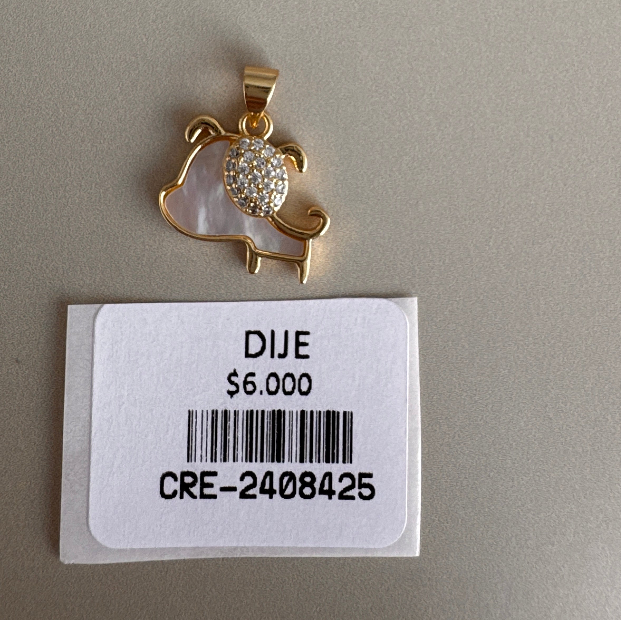 Dije de Perro con Piedras Brillantes y Detalle Blanco