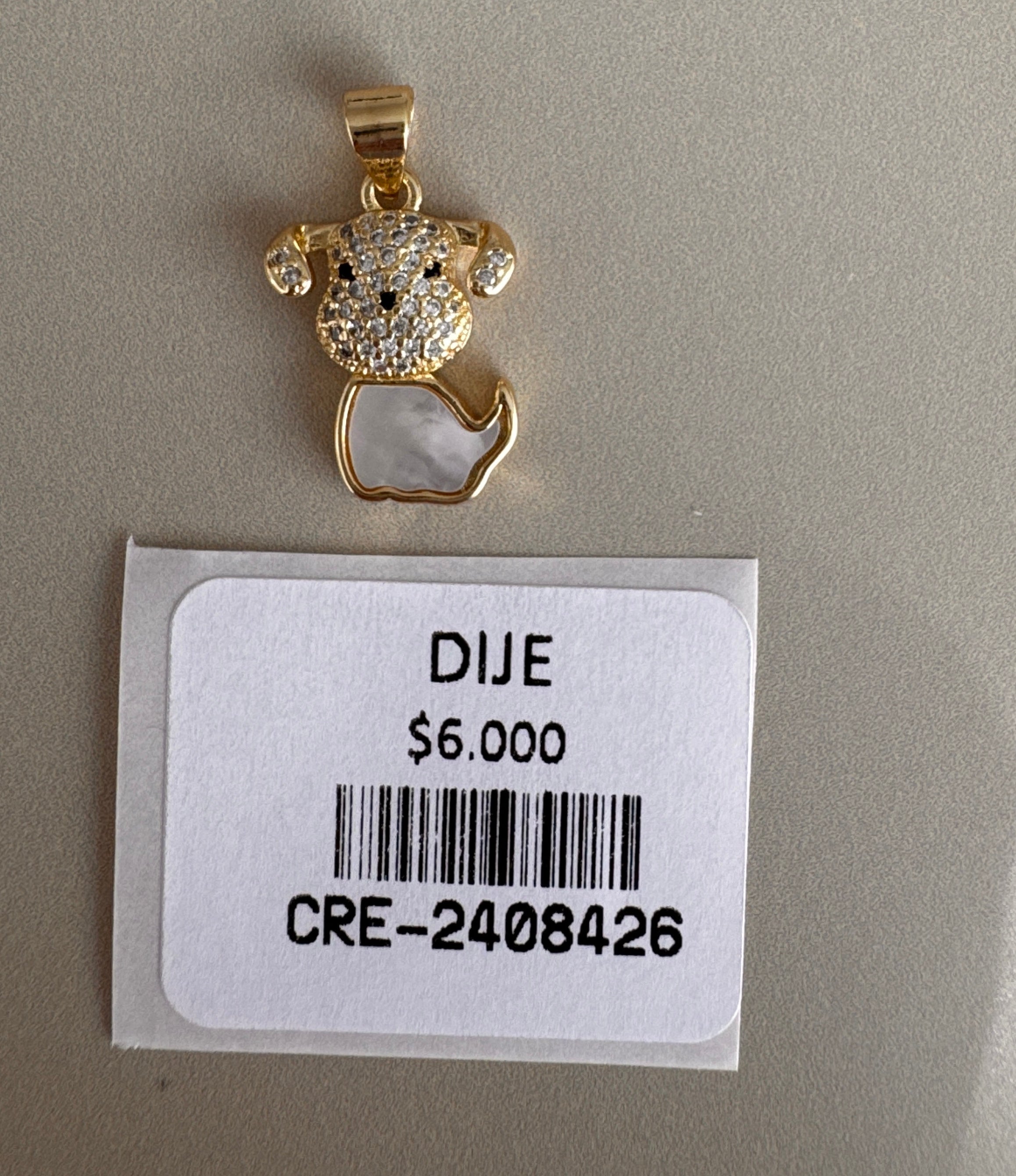 Dije de Perro con Piedras Brillantes y Detalle Blanco