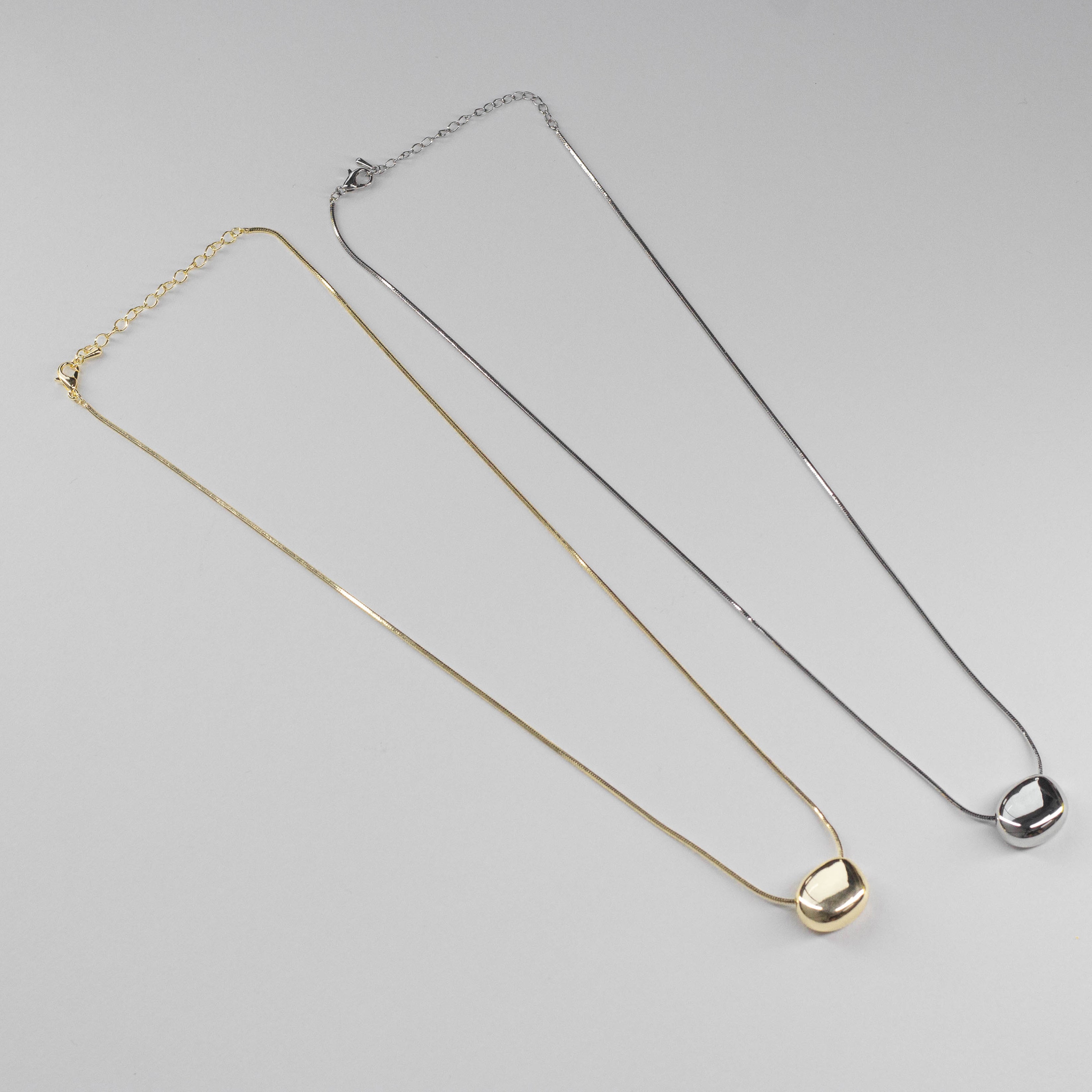 Collar Delgado con Dije Geométrico Ovalado