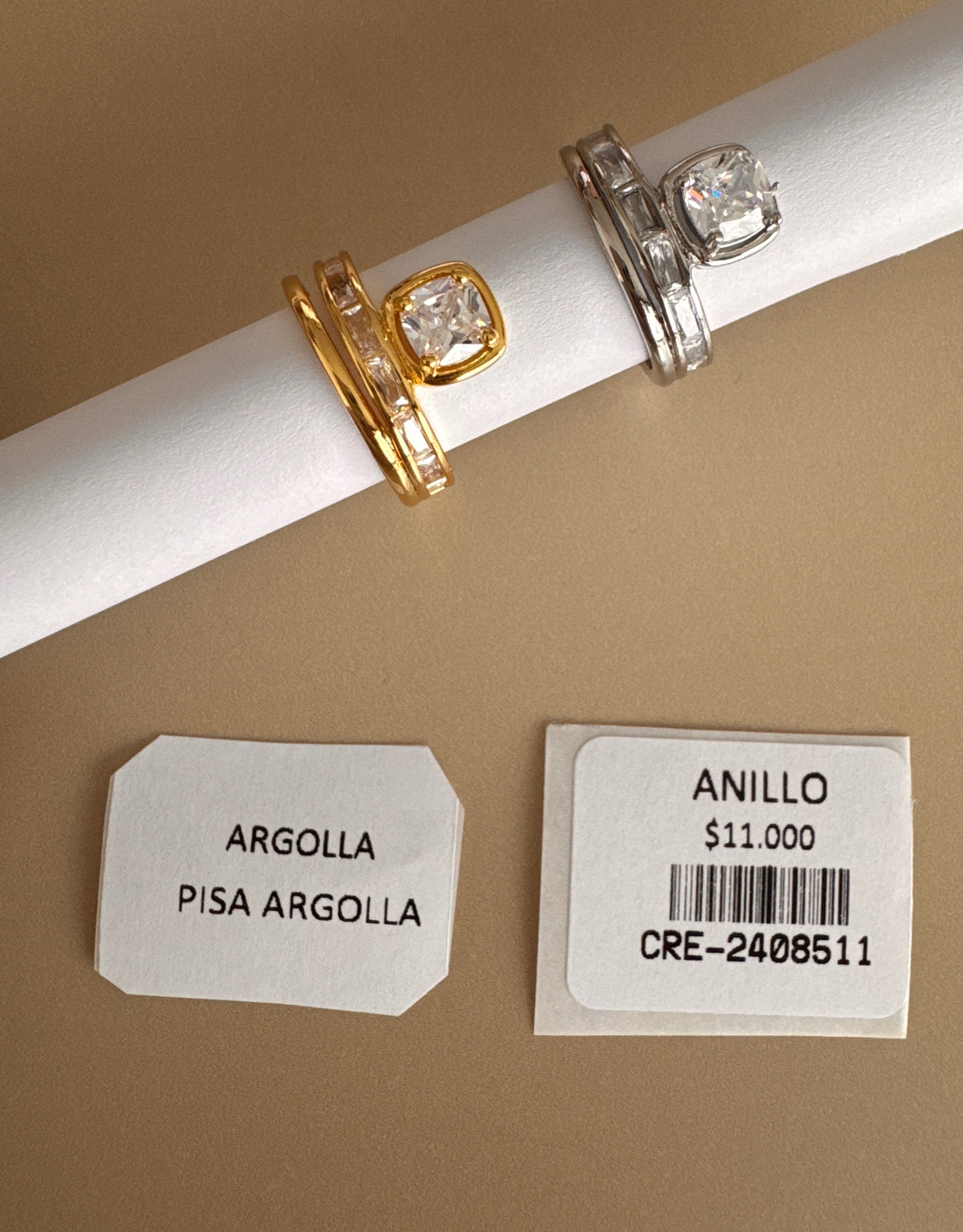 Anillo con Centro Rectangular y Detalles Brillantes