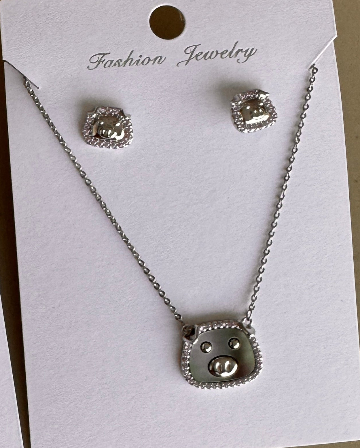 Set de Collar y Aretes con Dije de Oso y Borde Brillante