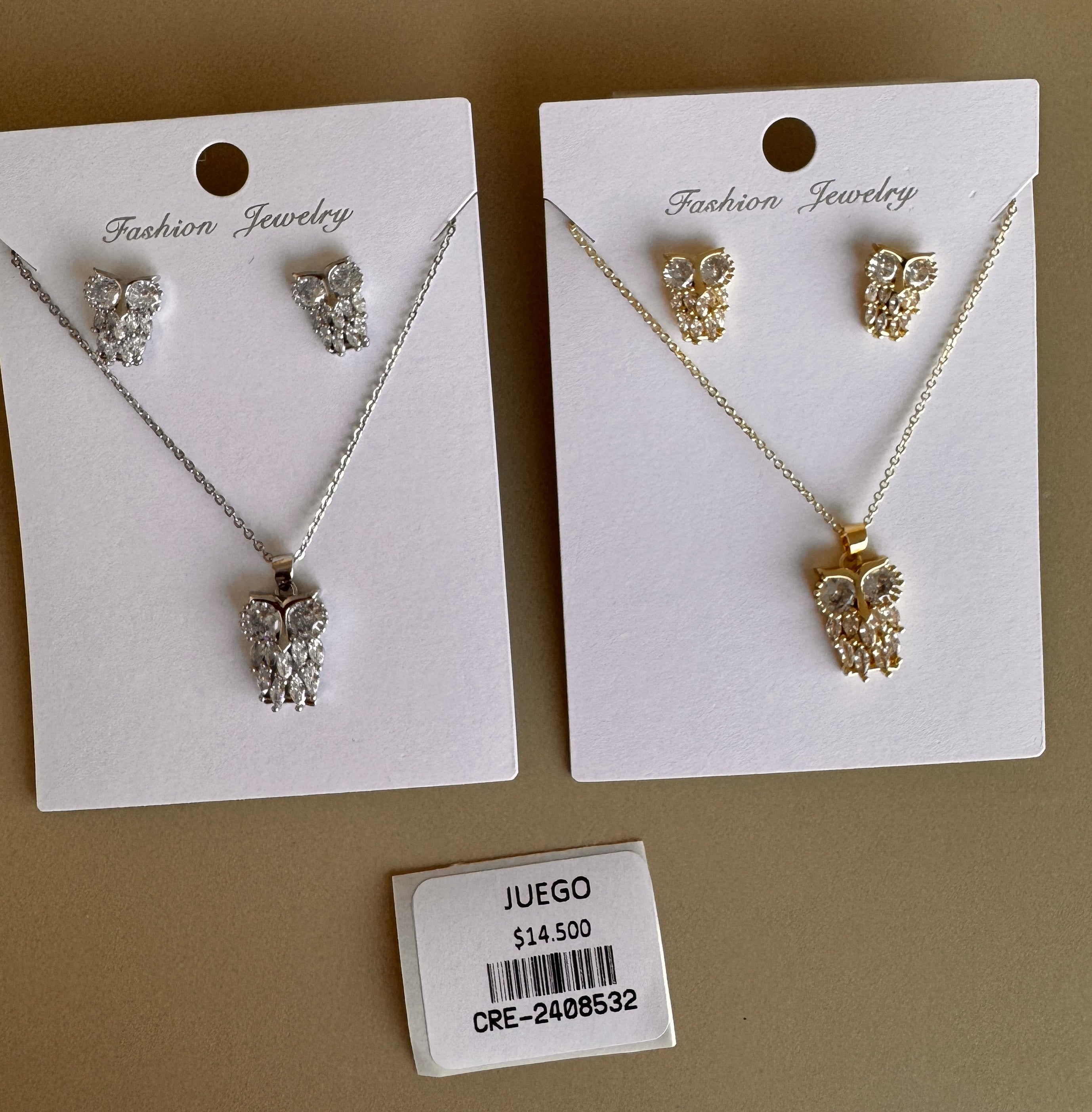 Set de Collar y Topos con Dije de Búho Brillante